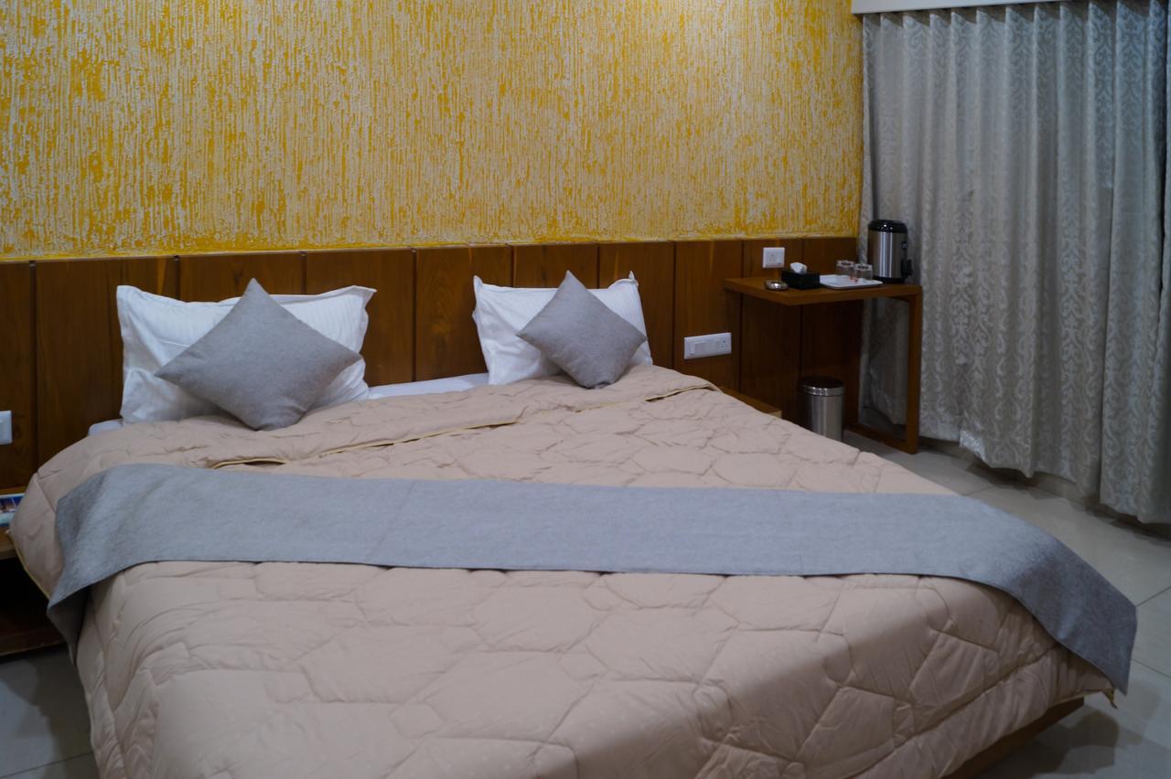 Hotel Midtown Vadodara Dış mekan fotoğraf