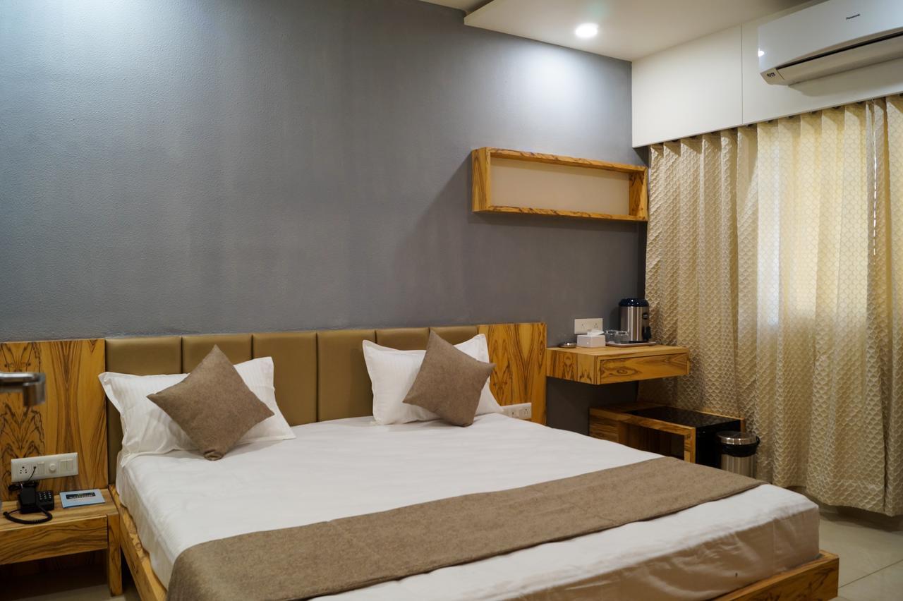 Hotel Midtown Vadodara Dış mekan fotoğraf