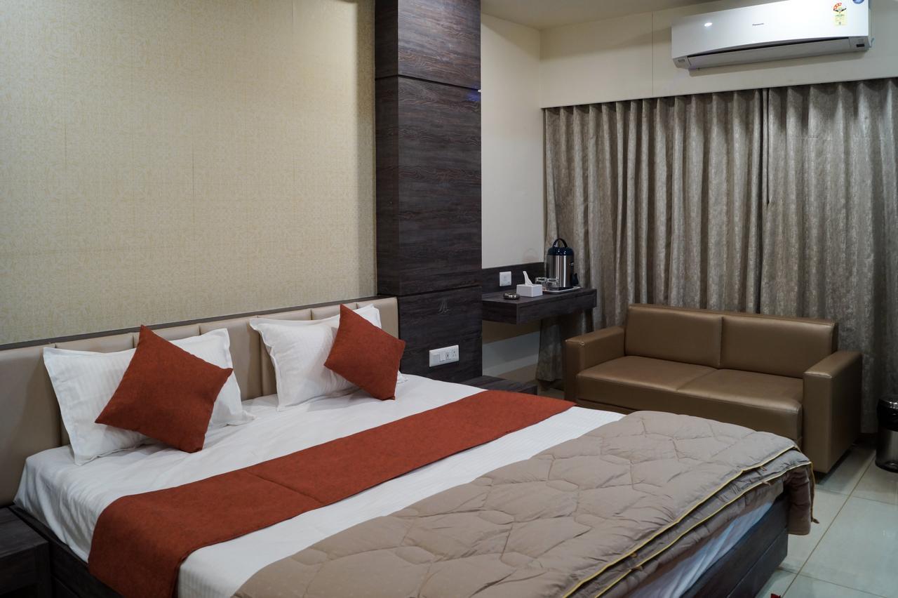 Hotel Midtown Vadodara Dış mekan fotoğraf