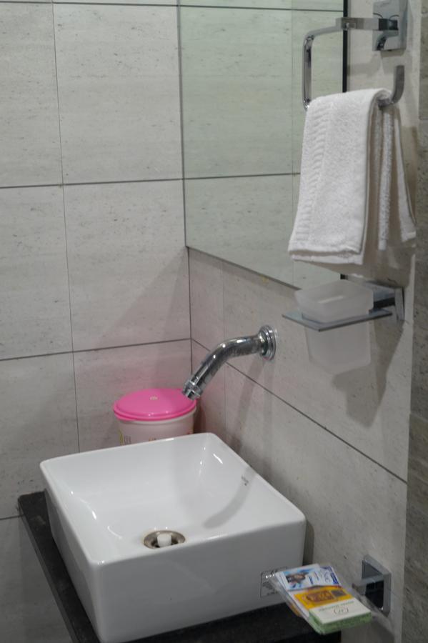 Hotel Midtown Vadodara Dış mekan fotoğraf