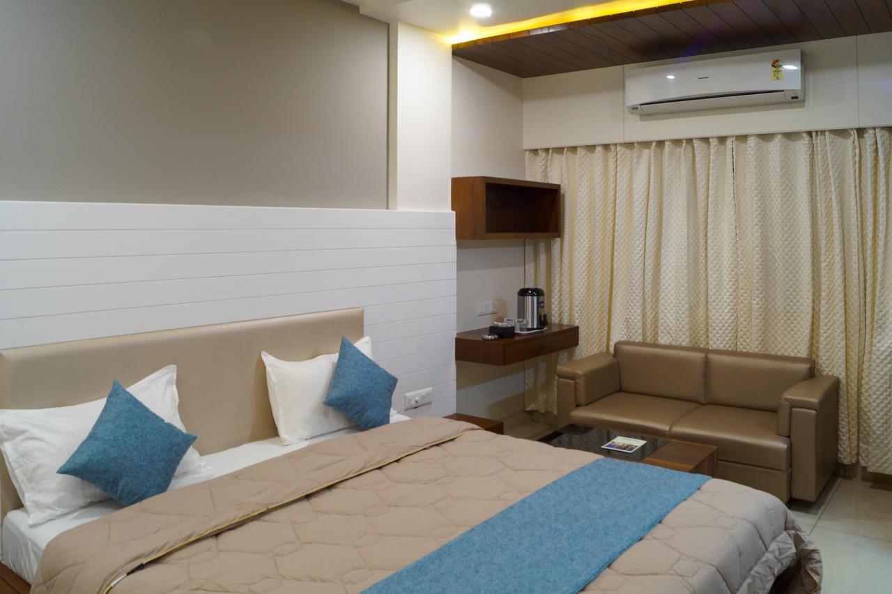 Hotel Midtown Vadodara Dış mekan fotoğraf