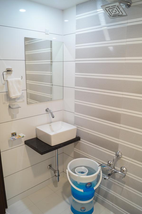 Hotel Midtown Vadodara Dış mekan fotoğraf