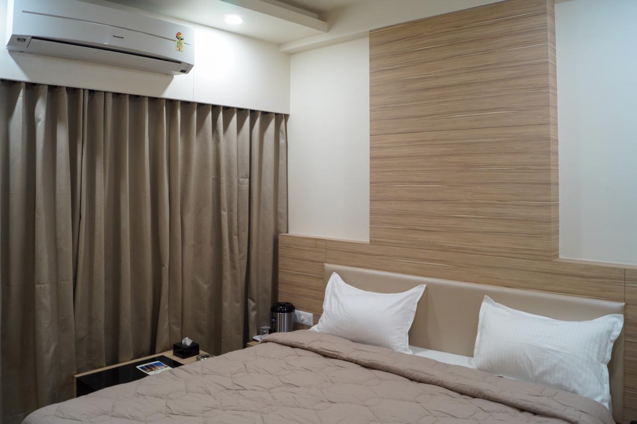 Hotel Midtown Vadodara Dış mekan fotoğraf