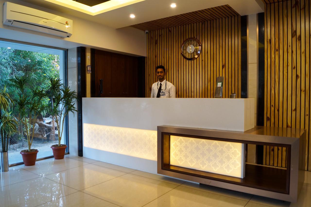 Hotel Midtown Vadodara Dış mekan fotoğraf