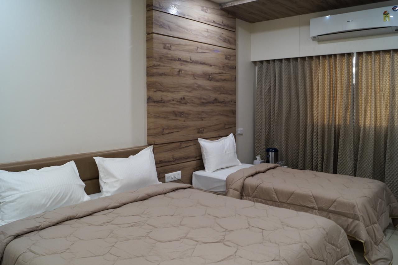 Hotel Midtown Vadodara Dış mekan fotoğraf