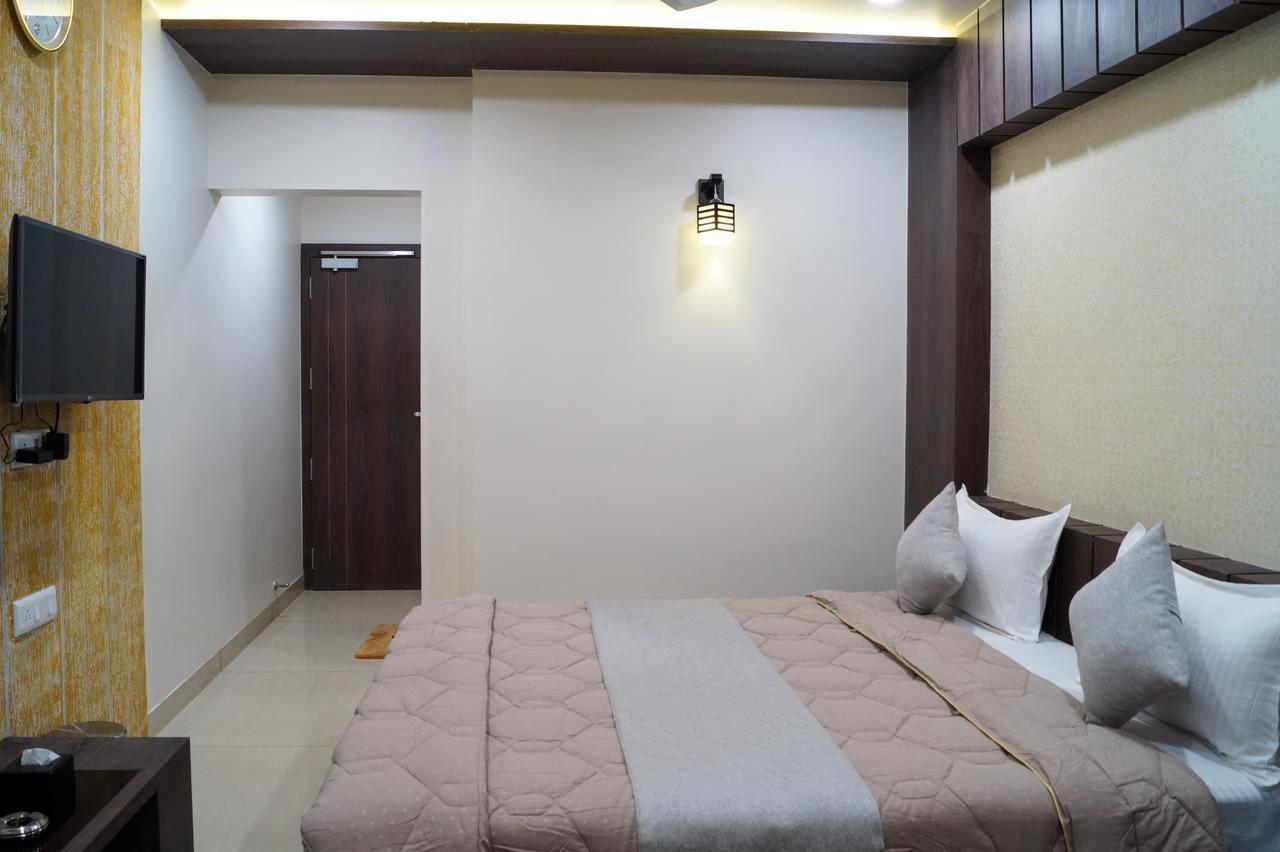Hotel Midtown Vadodara Dış mekan fotoğraf