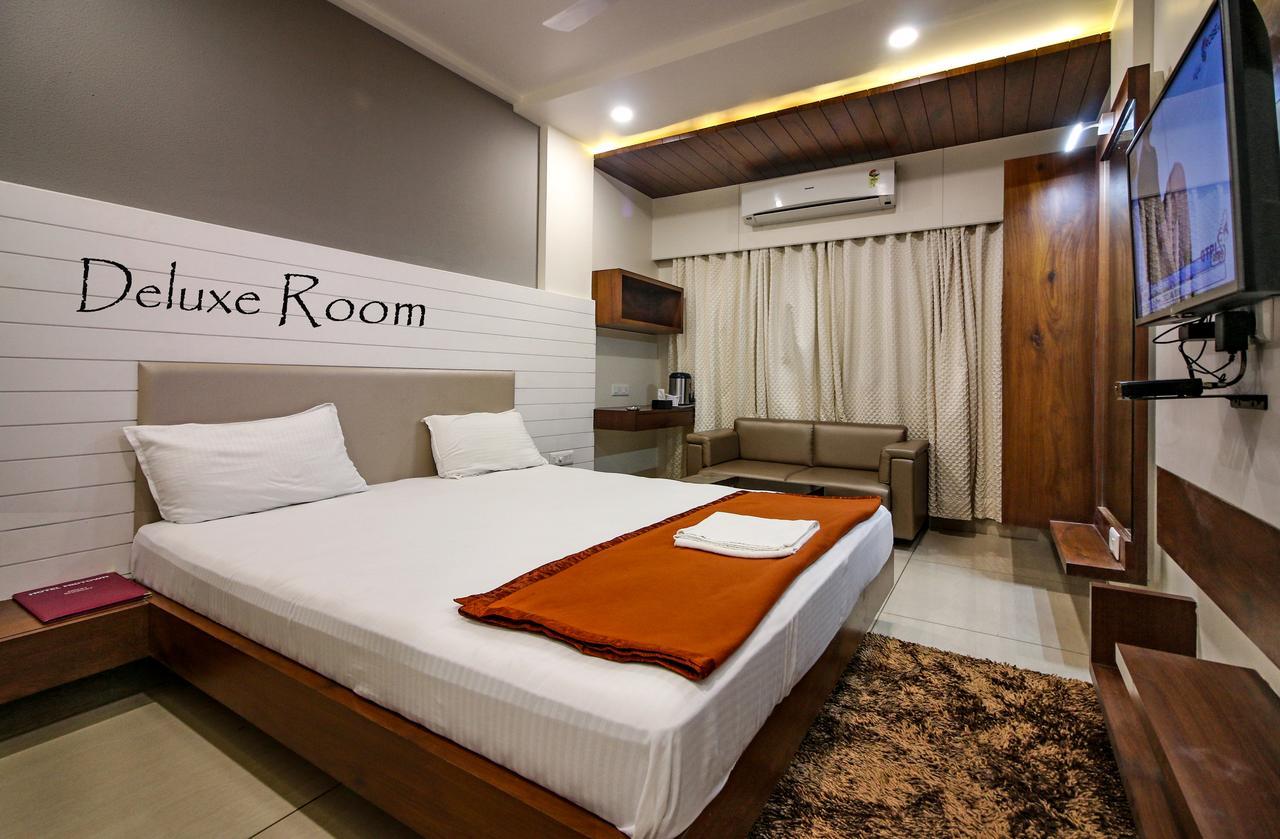Hotel Midtown Vadodara Dış mekan fotoğraf